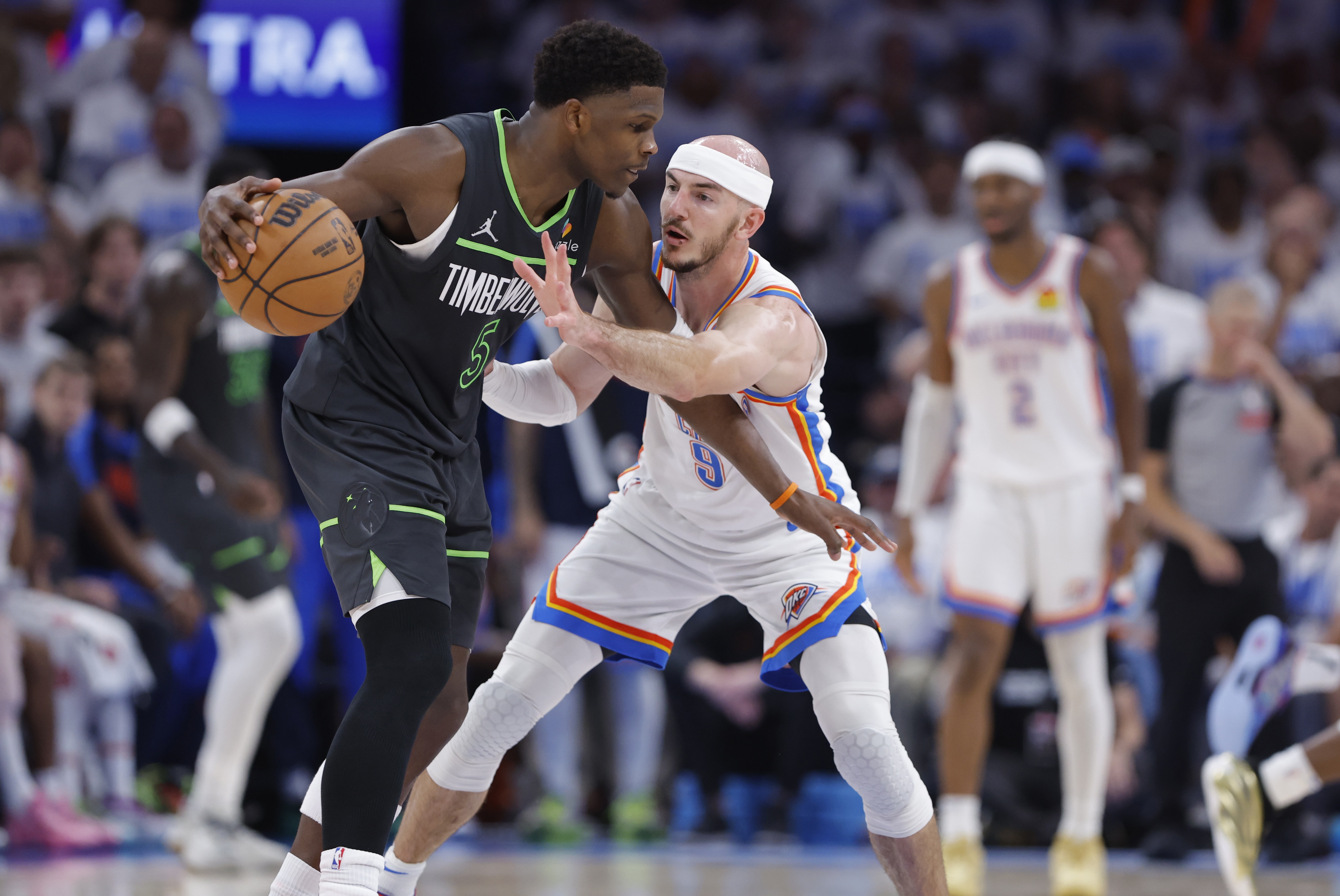 包含赛后俄克拉荷马雷霆备战NBA季后赛；防线松动细节曝光；气氛紧张；训练强度明显提升的词条