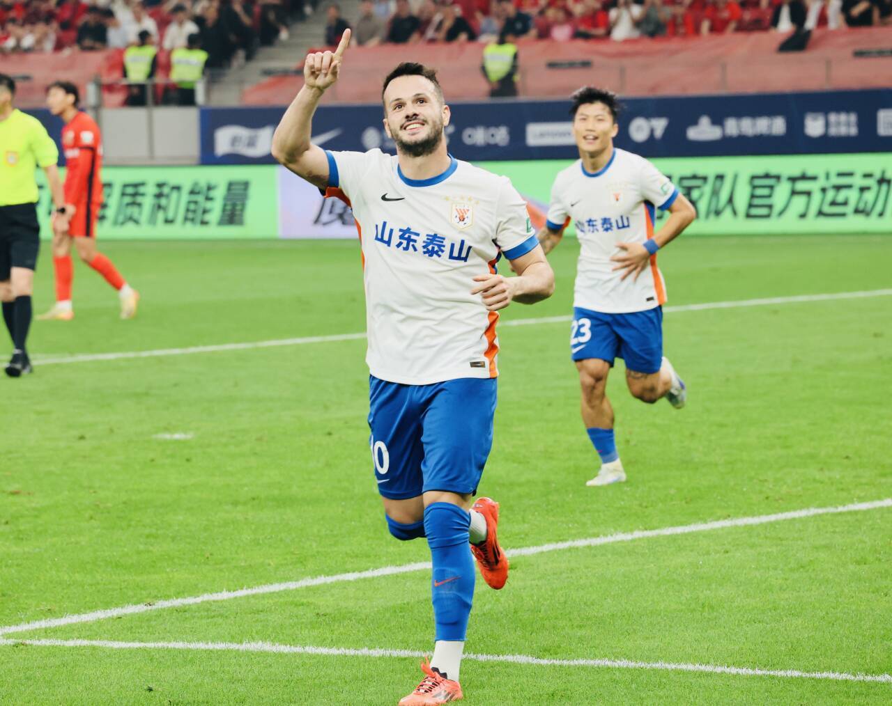 关于山东泰山转会期更衣室发声，志在亚冠名次提升，悬念犹存，心理建设被强调的信息