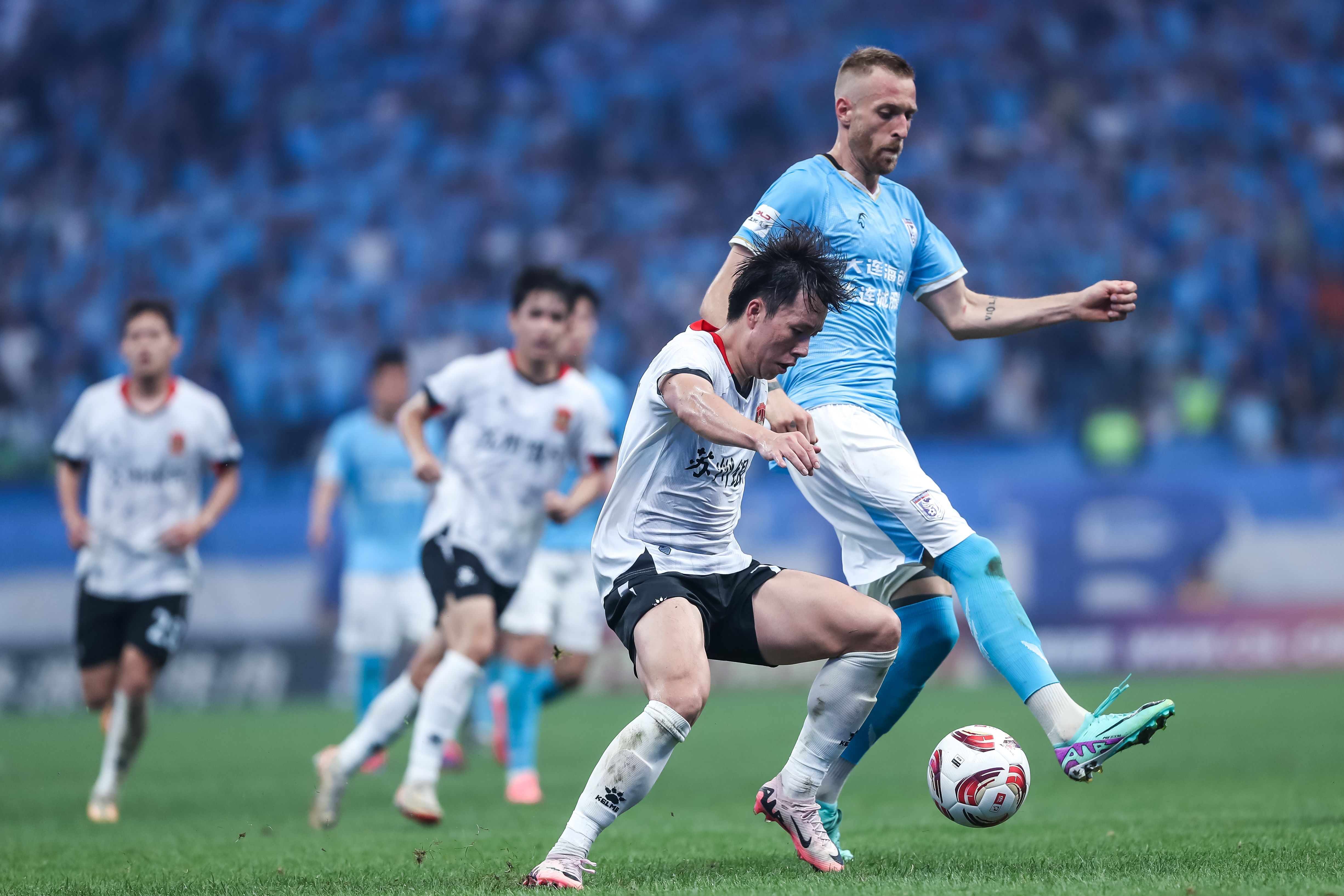 赛地聚焦：英超今夜热度飙升，北京首钢门线救险，球迷炸锅，控场能力受关注的简单介绍